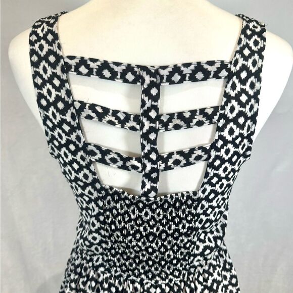 Black and white geometric print smocked ladder back dress w/ pockets size small - Picture 4 of 6